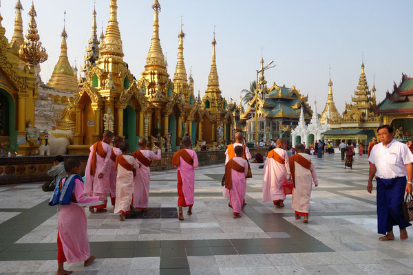 Pagode Shwedagon au lever du soleil