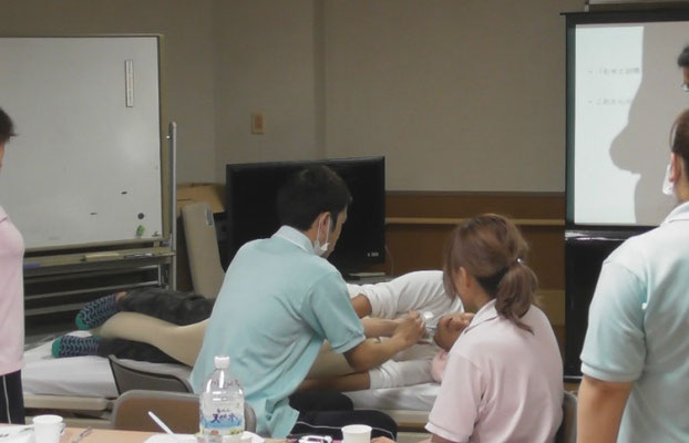 障害者施設で、完全側臥位法にもとづいた「誤嚥性肺炎と低栄養を防ぐための姿勢研修」を実施