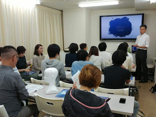 食支援の勉強会で、完全側臥位法にもとづいた「誤嚥性肺炎と低栄養を防ぐための姿勢研修」を実施