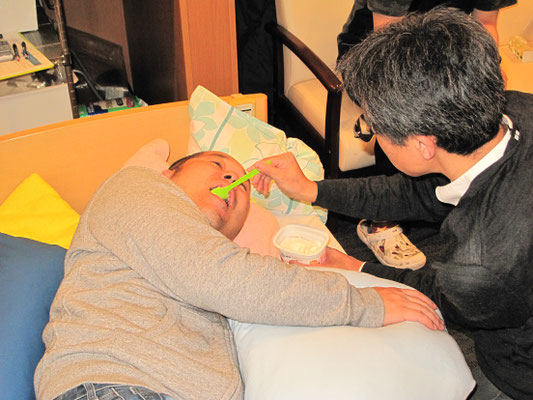 完全側臥位頸部回旋での食事介助のポイントを研修