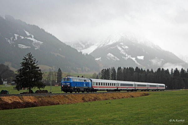 218 458 ist am regnerischen 4. Januar 2020 mit IC 2084 bei Unterthalhofen auf dem Weg in Richtung Immenstadt.