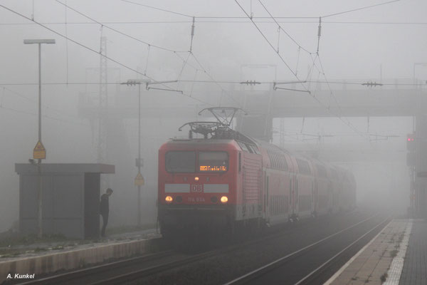 114 034 erreicht am 18.Oktober 2017 mit ihrer RB 51 nach Frankfurt den Bahnsteig von Wirtheim,