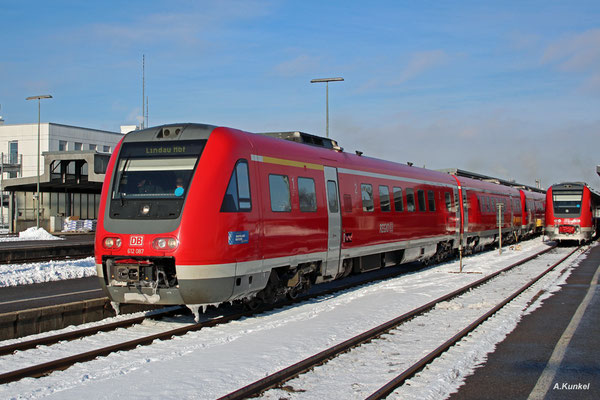 612 087 als RE 3288 nach Lindau verlässt Kempten Hbf am 3. Januar 2017 gemeinsam mit 612 088 als RE 3388 nach Oberstdorf.