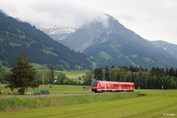 612 161/661 fährt am 10 Mai 2018 als RB 3887 aus Ulm bei Fischen seinem Ziel Oberstdorf entgegen.