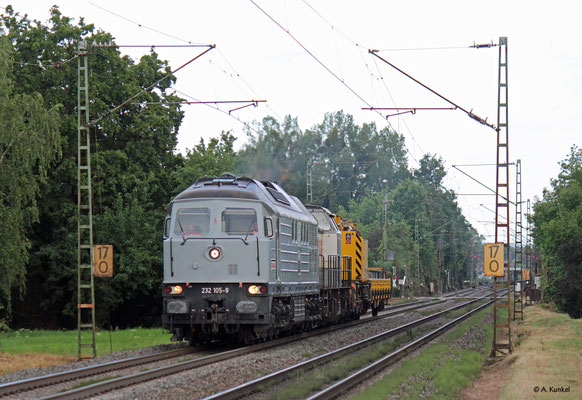 232 105 und 203 166 gehören der Strabag und fahren am 1. August 2019 durch Hanau West.