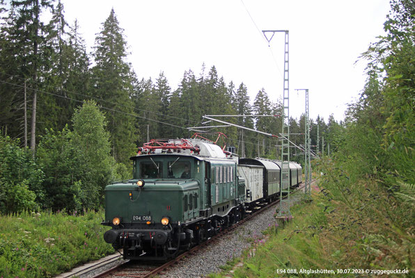 E94 088 der Elektrischen Zugförderung Württemberg ist im Sommer 2023 an den Wochenenden auf der Dreiseenbahn unterwegs. So auch am 30.07.2023 bei Altglashütten.
