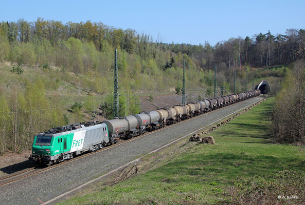 akiem 437026 verlässt am 16. April 2019 den Schlüchterner Tunnel.