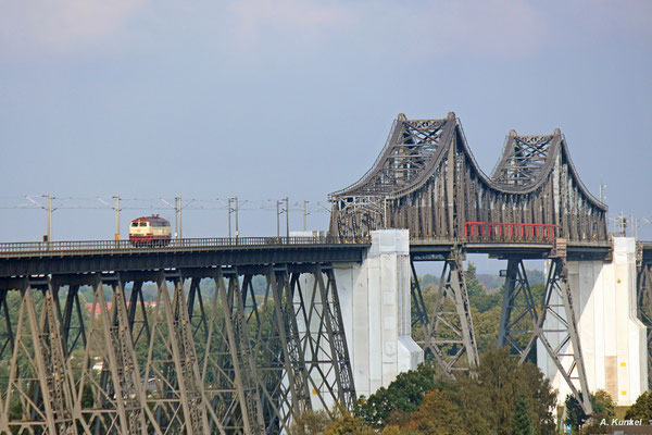 Keine 10 Minuten vor Ort, schon rollt als erstes ausgerechnet 218 105 auf die Rendsburger Hochbrücke und sorgt für Freude beim Fotografen (22. September 2017).