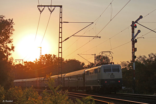 111 001 schiebt den Sonderzug nach, bzw hängt aufgebügelt am Zugschluss. (Hanau, 28. Juli 2018).