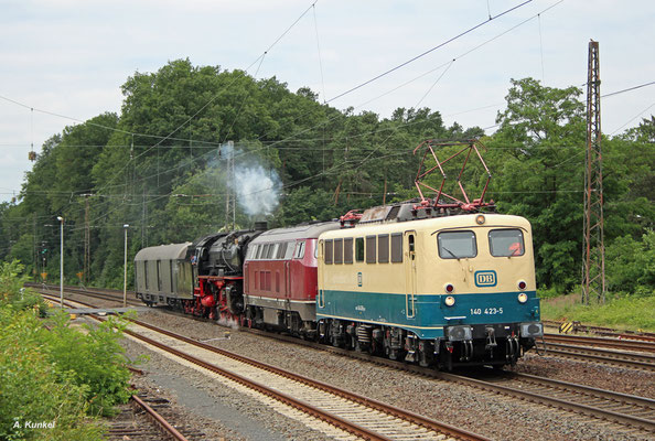 140 423 vom DB Museum überführt am 19. Juni 2018 die 216 224 und 01 150 nach Nürnberg. Mit reichlich Verspätung durchfährt das Gespann den Bahnhof von Kahl am Main.
