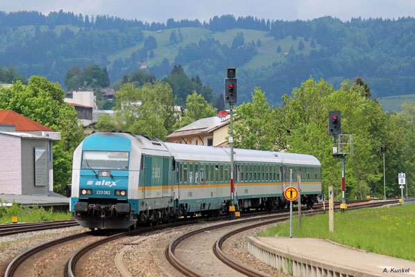 223 062 erreicht am 10. Mai 2018 mit ALX 84139 aus Lindau den Bahnhof von Immenstadt. Ihr Zugteil wird gemeinsam mit dem von 218 447 weiter nach München fahren.