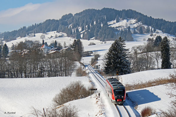 Auf der Außerfernbahn fährt 642 713 am 3. Januar 2017 als RB 5481 nach Reutte in Tirol. Wertach-Haslach liegt nun hinter dem Zug, nächster Bedarfshalt: Maria Rain.