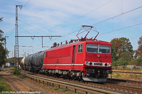 155 247 der LEG ist am 24. August 2022 auf dem Weg von Mannheim nach Bitterfeld, als sie sich in Hanau in die Kurve legt.