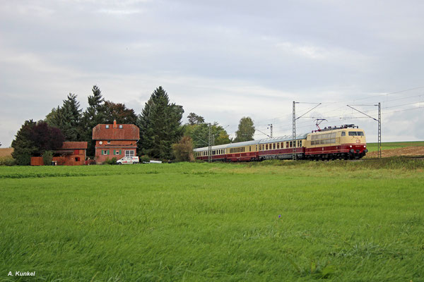 103 113 des DB Museums fährt am 07. Oktober 2017 mit TEE 5464 von Kassel nach Darmstadt-Kranichstein. Auf ihrem Weg kommt sie auch durch Ostheim bei Bruchköbel.