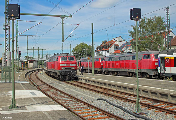 218 498 erreicht mit EC 194 aus München am 13. Juli 2020 Lindau, während am Bahnsteig gegenüber bereits 218 416 und 419 mit dem EC 195 auf Abfahrt warten.