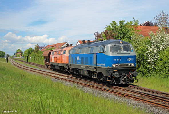 218 201 und 225 015, beide im Einsatz für die BBL, rollen mit annähernder Grenzlast am 19. Mai 2021 durch Hainburg Hainstadt.