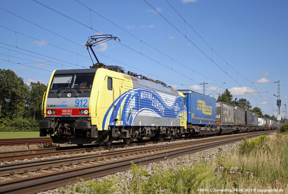 189 912 von Lokomotion ist am 10. August 2023 bei Zorneding auf dem Weg nach München.