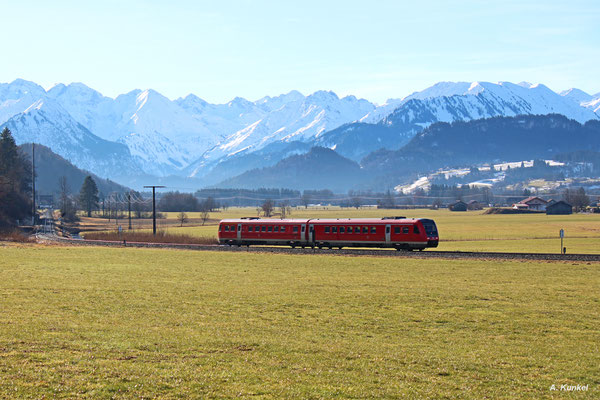 612 159 ist am 24. Januar 2018 als RE 3884 auf dem Weg von Oberstdorf nach Ulm. Gleich wird der Zug Sonthofen erreichen.