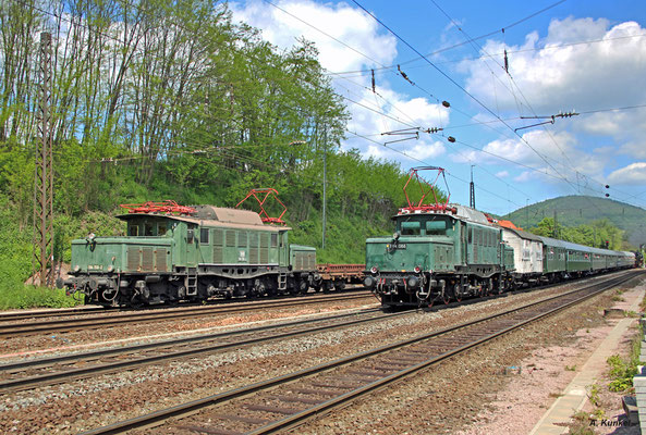 194 158 von Rail4u rollt am 25. Mai 2017 in Laufach mit einem Fotogüterzug ein, während E94 088 einen von 01 118 geführten Sonderzug nachschiebt.