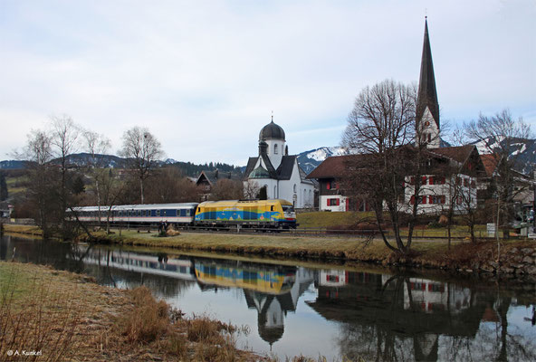 223 013 schiebt am 3. Januar 2020 den ALX 84136 durch Fischen im Allgäu.