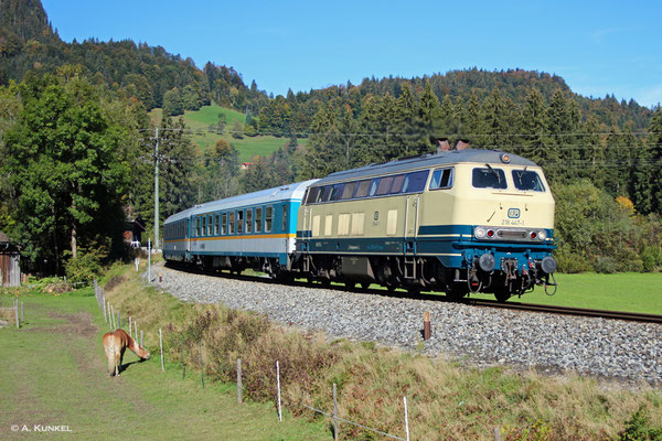 Zum ersten Mal seit mehreren Wochen ist 218 447 von RP am 08. Oktober 2018 wieder vor dem Alex im Einsatz. Hier fährt sie am 08. Oktober 2018 mit ALX 84154 zwischen Langenwang und Oberstdorf.