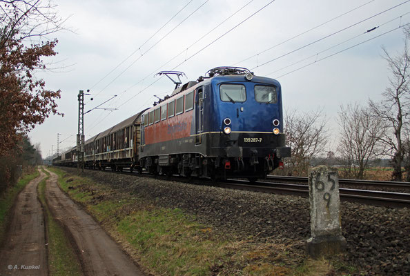 139 287 der Bayernbahn am 27. März 2018 mit dem "Henkelzug" in Babenhausen (Hessen).