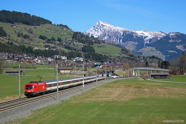 1116 150 am 11. April 2022 mit EC 164 "Transalpin" nach Zürich bei Kirchberg in Tirol.