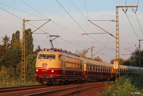 Am frühen Morgen des 28. Juli 2018 startet 103 113 mit ihrem TEE in Hanau in den Sonnenaufgang.