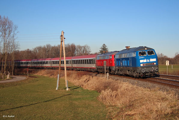 218 458 der Press (als 218 055) und die reaktivierte 218 499 ziehen am 2. Januar 2020 den IC 119 bei Stein nach Lindau.