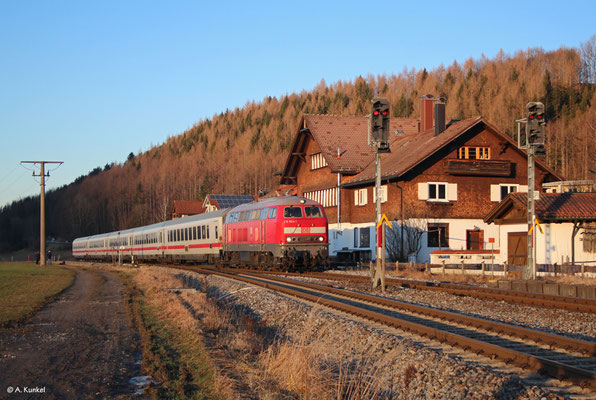 Der IC 2085 erreicht am 2. Januar 2020 mit 218 824 den Bahnhof Altstädten, wo der Zug von einem halben Dutzend Fotografen erwartet wird. Nur einen kleinen Augenblick später wird die Sonne hinter dem Berg verschwinden...