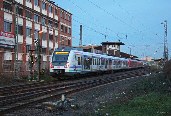 430 160 "Gateway Gardens" verlässt am späten Nachmittag des 29. Dezember 2019 als S8 den Bahnhof Rüsselsheim.