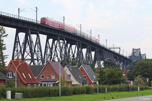 RE 21073 poltert am 22. September 2017 mit seiner Zuglok 112 157 über die Stahlkonstruktion und wird gleich in 42 Metern Höhe den Nord-Ostsee-Kanal überqueren.