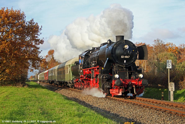 52 4867 der Historischen Eisenbahn Frankfurt fährt am 26. November 2022 zum Adventsmarkt nach Michelstadt im Odenwald, hier in Hainburg.