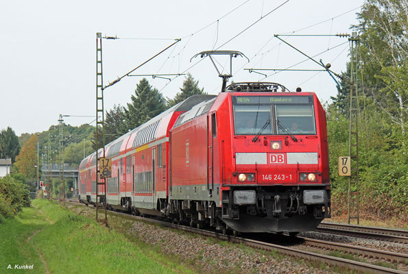 146 243 hat mit RE 4613 wenige Minuten Verspätung, als sie am 30. August 2017 Hanau-Wilhelmsbad durchfährt. Nächster Halt: Hanau West.