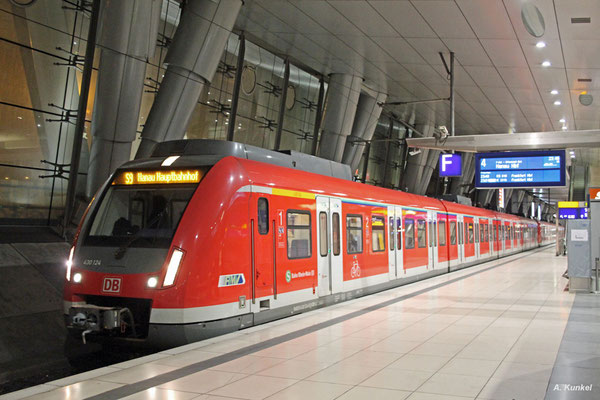 430 124 ist am Abend des 17. Mai 2017 als S9 nach Hanau unterwegs. Der Zug verkehrt an diesem Tag über Flughafen Fernbahnhof.