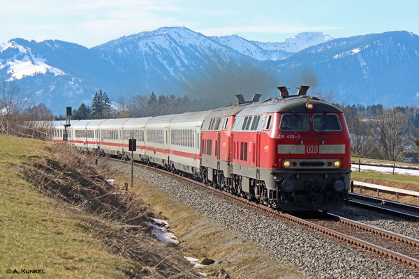 "Reisende im Fernverkehr reisen mit 100 % Ökostrom"... Wohl nicht ganz! Alles andere als ökologisch sind 218 432 und ihre Schwester am 03. März 2019 vor IC 2012 unterwegs, als der Lokführer kräftig aufschaltet.