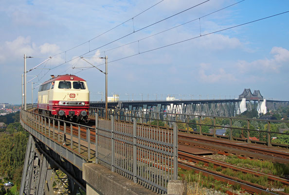 218 105, Rendsburg, 22. September 2017. Auch der Lokführer hat sichtlich Freude bei der Überfahrt - auf der Brücke macht er durch mehrmaliges Hupen auf sich aufmerksam und genießt den Blick aus dem Führerstandsfenster.