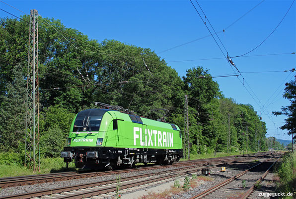 Die neu für Flixtrain beklebte 182 537 am 13. Juni 2021 in Kahl am Main auf dem Weg von München nach Aachen.