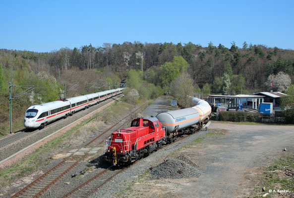 261 031 bedient am 16. April 2019 den Anschluss des lokalen Gashändlers, während 411 028/528 nebenan in den Schlüchterner Tunnel verschwindet.