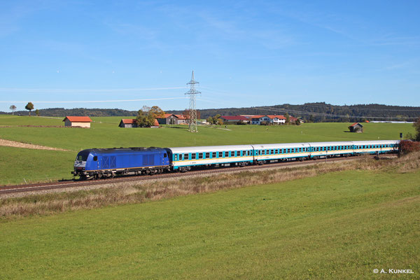 223 001 hat ALX 84156 / 84136 am Haken, als sie am 05. Oktober 2018 bei Aitrang durchs Allgäu rollt.