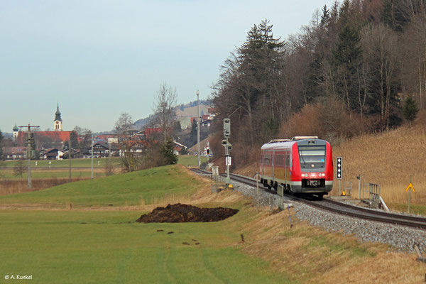 612 590 fährt am 3. Januar unter der Zugnummer 3386 nach Oberstdorf. Er erreicht gleich Altstädten.