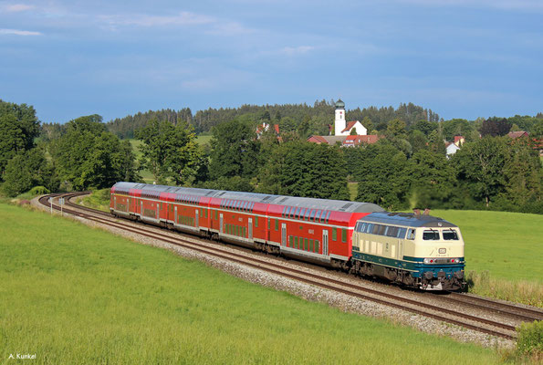 Am 18. Juli 2020 schiebt 218 446 bei Wohmbrechts den abendlichen Radlzug von Lindau zurück nach München. 