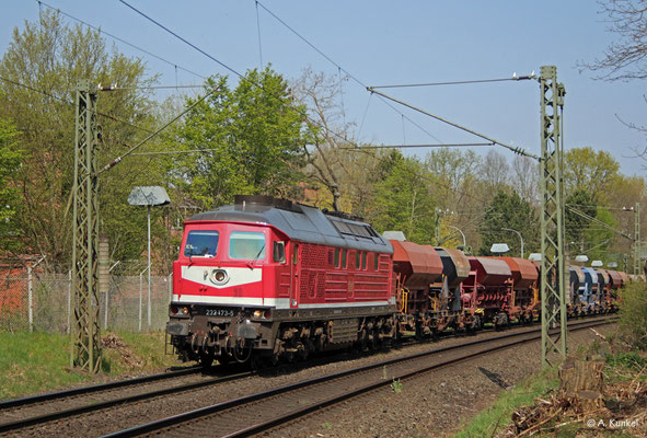 232 173 von Triangula-Logistik ist am 9. April 2020 mit einem Schotterzug unterwegs. Gleich wird Großkrotzenburg erreicht, wo der Zug Kopf machen muss.