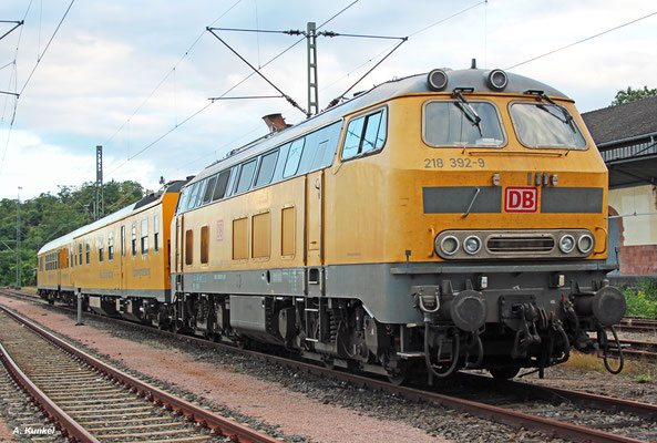 DB Netz wartet mit 218 392 am 19. August 2017 in Wiesbaden Hbf auf die nächste Messfahrt.