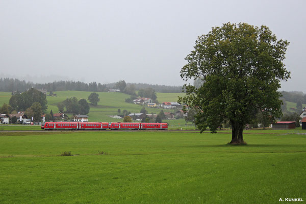 RE 3887 und 3987 aus Ulm sind vereint bis Immenstadt unterwegs. Dort trennen sich die Wege der beiden Triebwagen - einer fährt nach Lindau, der andere nach Oberstdorf (03. Oktober 2018, Immenstadt-Stein).
