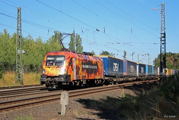 Der "Feuertaurus" 185 572 fädelt am 23. Juli 2019 in Großkrotzenburg in Richtung Aschaffenburg ein.