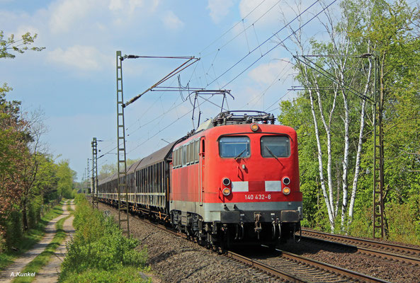 140 432 der Bayernbahn mit dem "Henkelzug" am 27. April 2017 in Babenhausen.