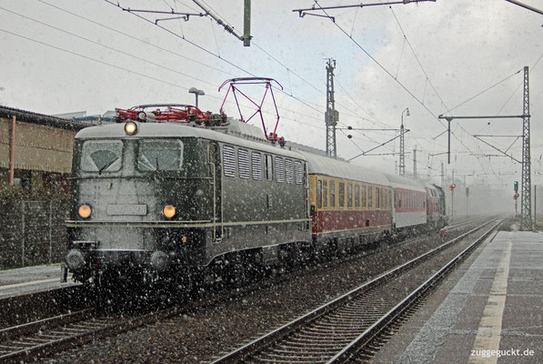 Wetter wie im April... E40 128 rollt am 06. April 2021 mit ihrer Überführung des DB Museums durch Hanau Nord. Mit im Zug sind der Kanzlerwagen, ein Liegewagen, V160 067 und 212 372.