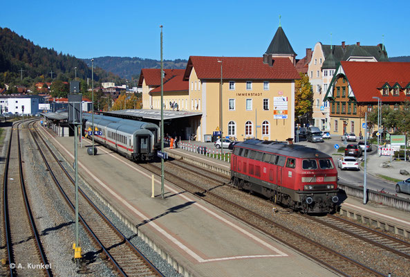 218 435 hat am 10. Oktober 2018 mit IC 2084 Immenstadt erreicht und setzt nun für die Weiterfahrt nach Augsburg an das andere Zugende um.