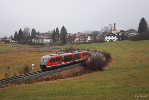 642 713/213 ist am 4. Januar 2020 auf der Außerfernbahn unterwegs. Gerade hat er im strömenden Regen Wertach-Haslach hinter sich gelassen. Man muss schon ein wenig verrückt sein, um sich im kalten Wind bei strömenden Regen aufs Feld zu stellen...